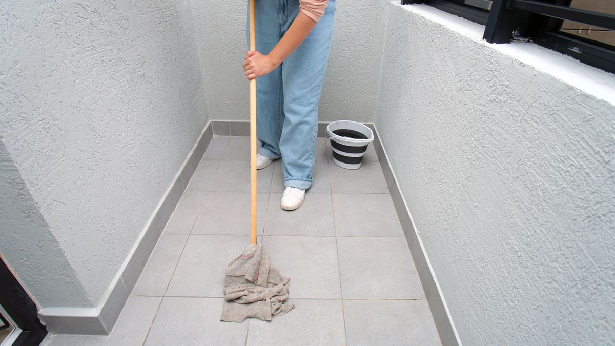 Domowy płyn, który odświeży twój balkon