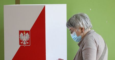 Wybory 2020. Wiatr zerwał dach z lokalu wyborczego. Trzeba było szybko go przenieść