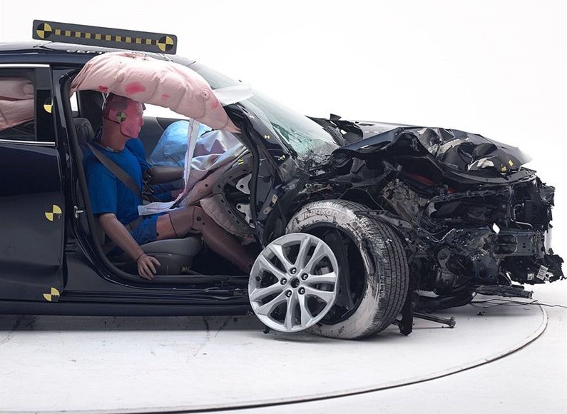 Amerykanie sprawdzili bezpieczeństwo aut od strony pasażera. Wyniki wciąż nie zachwycają