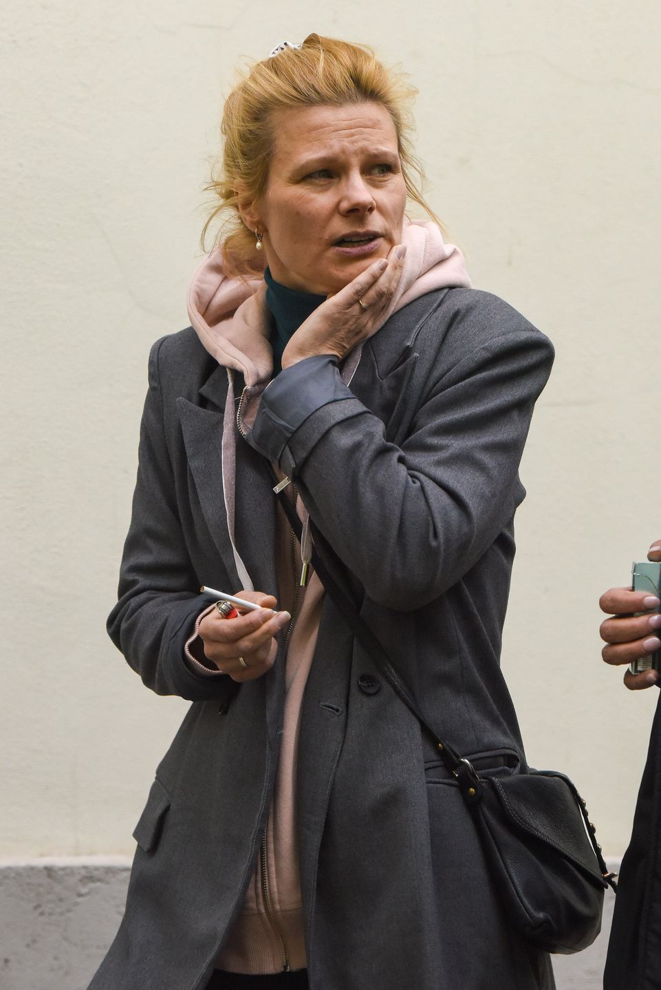 Naturalna Anna Głogowska na spacerze z papierosem