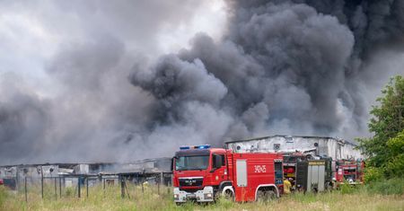 "Działamy w natarciu i obronie". Komunikat służb po pożarze na Pomorzu