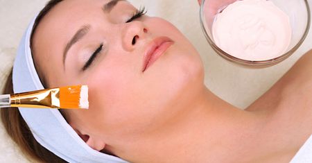 Jaki peeling do twarzy? Peeling enzymatyczny, gommage, peel-off i nie tylko