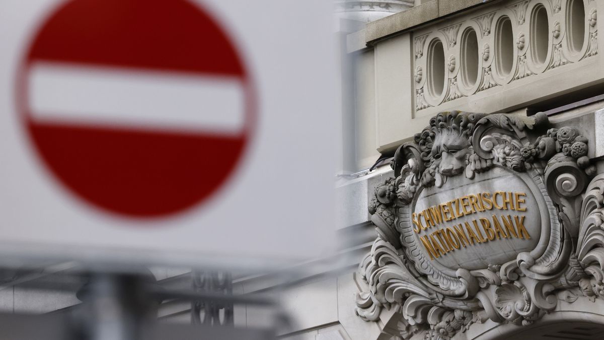 A sign above the entrance to the Swiss National Bank (SNB) ahead of the bank's rate announcement news conference in Zurich, Switzerland, on Thursday, Dec. 14, 2023. With Switzerland facing the weakest growth in four years for 2024, inflation now down to 1.4%, and the franc close to at an eight-year high against the euro, the central bank is in a holding pattern. Photographer: Stefan Wermuth/Bloomberg via Getty Images