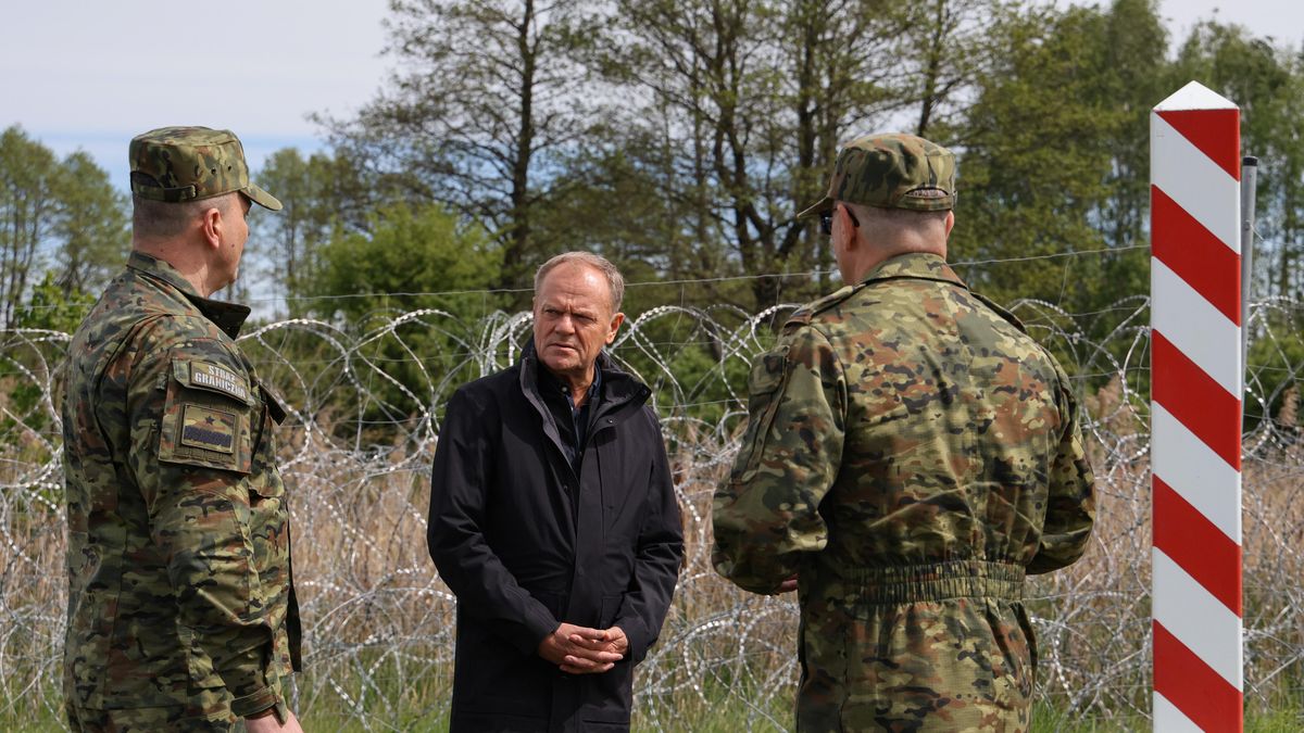 Donald Tusk, Robert Bagan, Marek Socha�ski Supernakgranica, granica , granicy , granicy UE, krajowa, obrona, pogranicznicy, polityk, polityka,  graniczna, wizyta, wojsko, drut kolczasty, druty kolczaste,  graniczny, pogranicze, polsko 