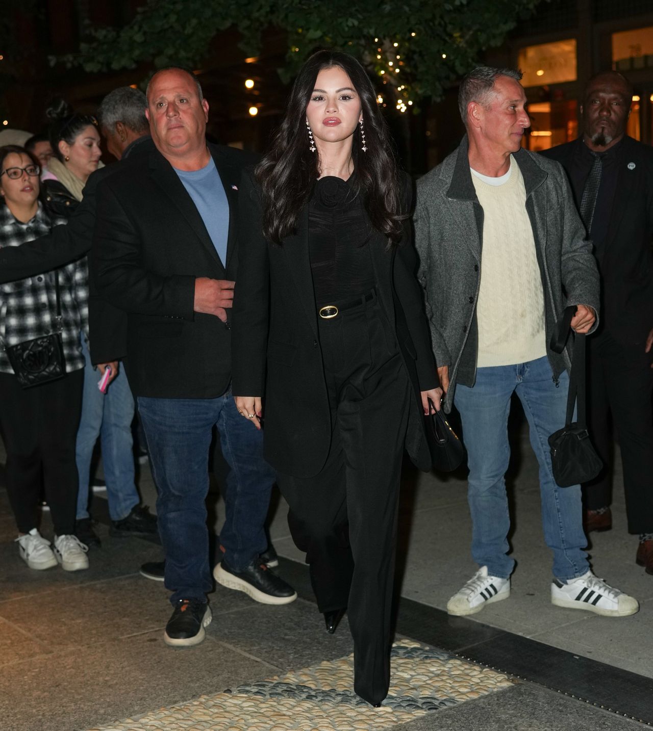 Selena Gomez shows her generosity outside upscale restaurant