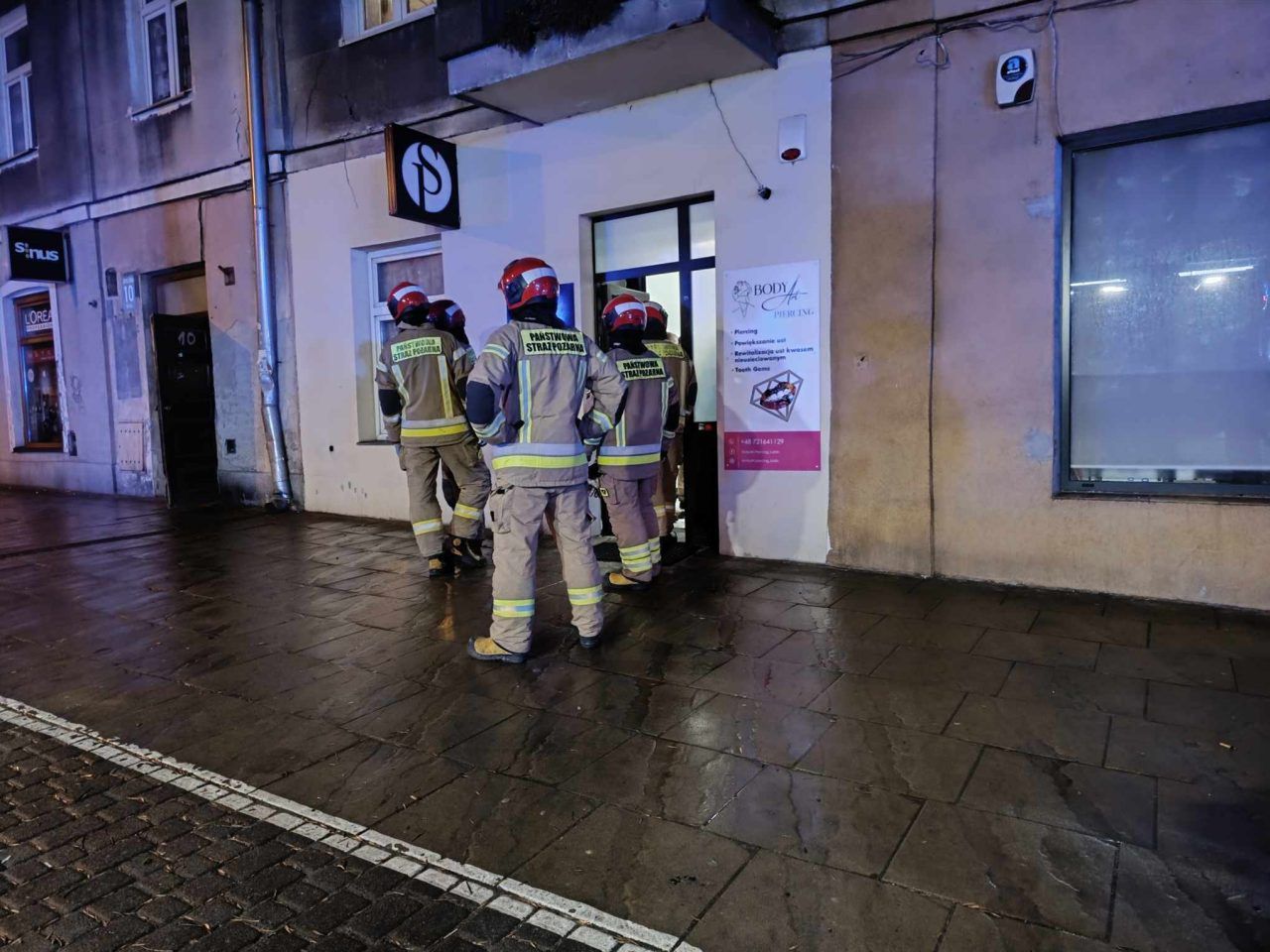 W salonie kosmetycznym zza mebli zaczął wydobywać się dym. Interweniowali strażacy