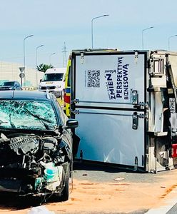 Wypadek na trasie S8. Rozbite osobówki i ciężarówka leżąca na boku. Ogromny korek.