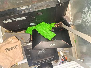 Zajrzeli do kontenera na odpady elektroniczne. Szokujące, co było w środku