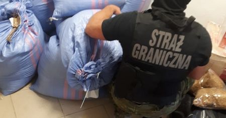 Celny strzał strażników granicznych. W aucie znaleźli nielegalny tytoń i poszukiwanego listem gończym