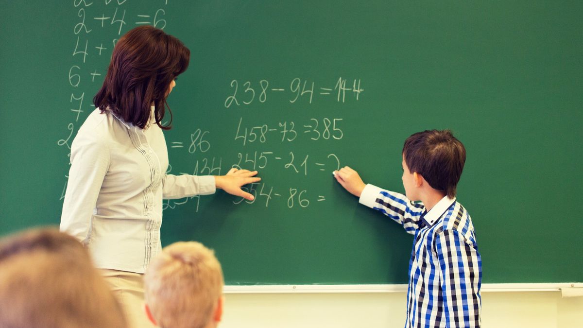 Brakuje tysięcy nauczycieli. Tak radzą sobie szkoły