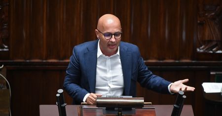 Ma 12 mieszkań. Bierze z Sejmu dodatek na trzynaste