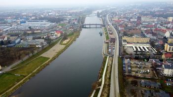 Gorzów: "Ogrodzenie to nie słup ogłoszeniowy". Miasto bierze się za reklamowy bałagan