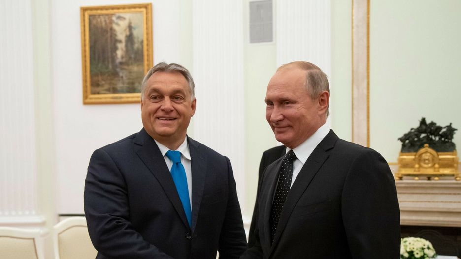 Spotkanie Orbana i Putina na KremluHungarian Prime Minister Viktor Orban (L) shakes hands with Russian President Vladimir Putin during their meeting in the Kremlin in Moscow, on September 18, 2018. (Photo by Alexander Zemlianichenko / POOL / AFP)ALEXANDER ZEMLIANICHENKO