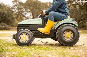 Traktory dla dzieci - co daje dzieciom zabawa nimi?