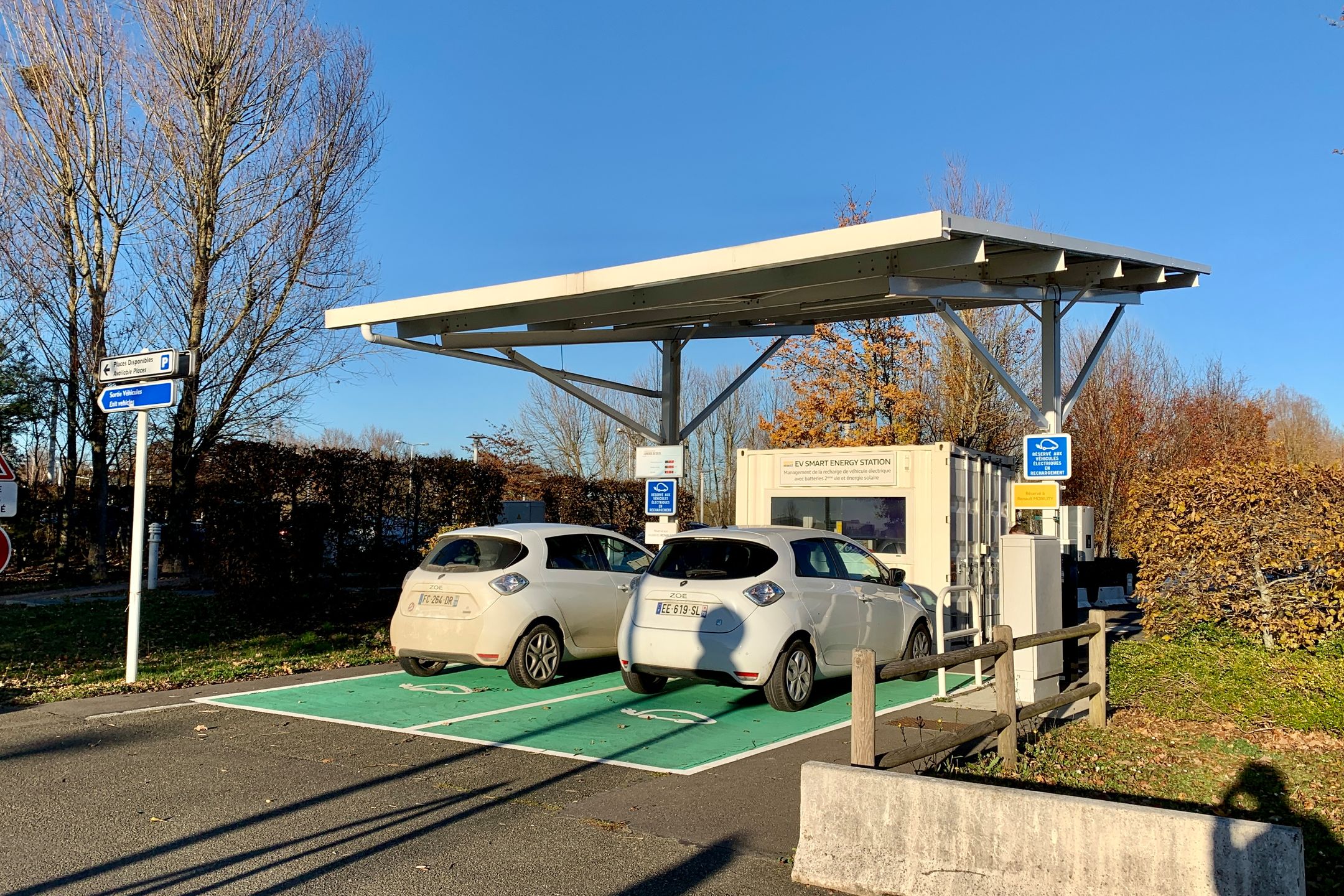 Panele fotowoltaiczne, akumulatory z używanego elektryka – taki zestaw już dziś pozwala na ładowanie aut w Technocentre