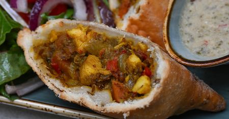 Indyjskie pierogi z aromatycznym farszem. Cudownie chrupią i jeszcze lepiej smakują