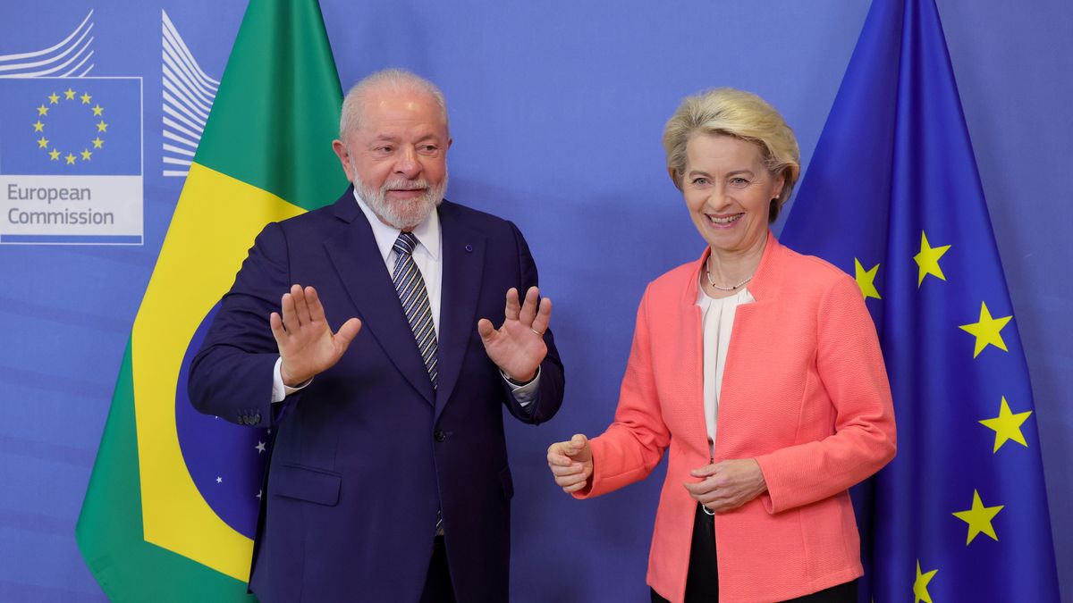 President of the European Commission Ursula von der Leyen (R) welcomes Brazil's President Luiz Inacio Lula da Silva (L) in Brussels, Belgium, 17 July 2023, on the day of the third EU-CELAC summit between leaders from the EU and the Community of Latin American and Caribbean States (CELAC). EPA/OLIVIER MATTHYS Dostawca: PAP/EPA.