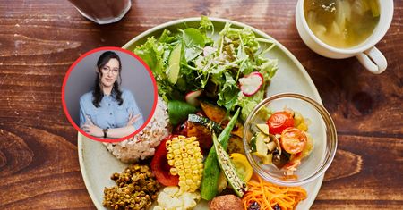"Dieta w menopauzie". Sylwia Leszczyńska ma praktyczne porady dla kobiet