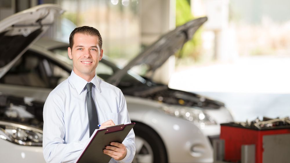 Zdjęcie mężczyzny przy aucie