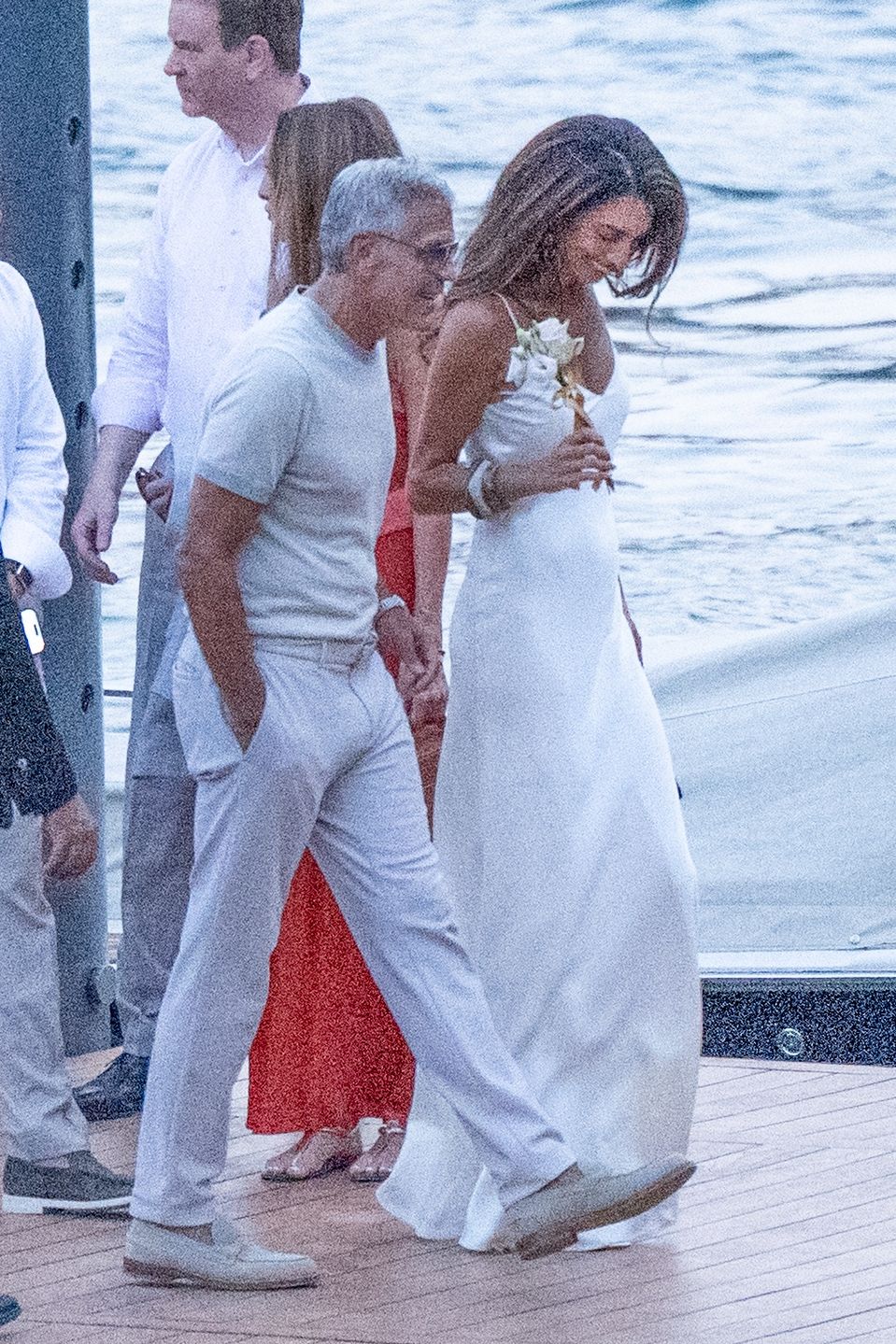 George i Amal Clooneyowie sfotografowani nad jeziorem Como