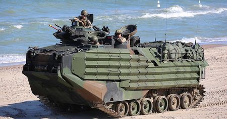Marines wycofują amfibie AAV7. Mają zakaz pływania, ale Grecja chce je kupić