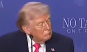 Trump znów przyłapany? Spójrzcie na jego oczy