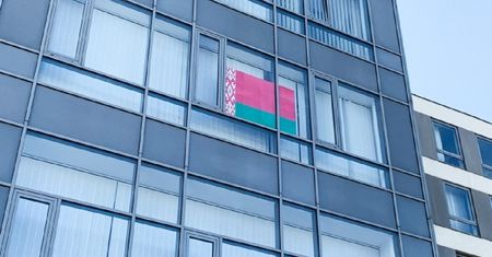 Wpadka z białoruską flagą w Warszawie. Zawisła w oknie ratusza