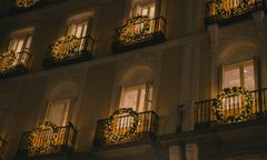 Ostrożnie z lampkami na balkonie. Tak można dostać mandat