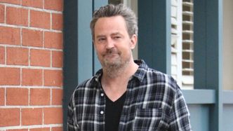 Matthew Perry zmagał się z nałogiem. Kilkukrotnie ocierał się o śmierć, a na walkę z uzależnieniem wydał 9 MILIONÓW DOLARÓW!