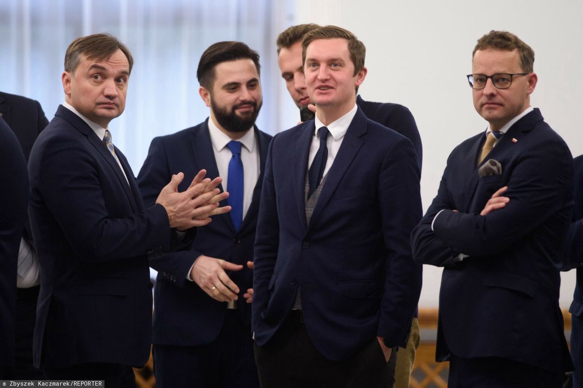Na zdjęciu politycy Suwerennej Polski. Pierwszy od prawej: Marcin Romanowski