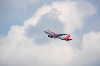 Awaryjne lądowanie w Liverpoolu. Samolot zderzył się z ptakiem