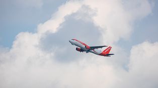 Awaryjne lądowanie w Liverpoolu. Samolot zderzył się z ptakiem