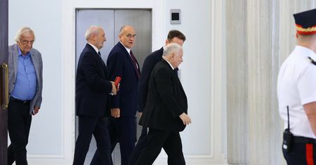 Będzie kandydował, ale wycofa się z kampanii? Kłopoty ministra z aferą wizową obciążają PiS