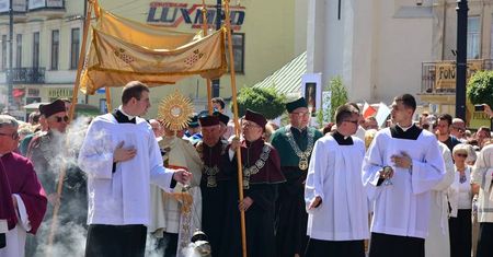 W czwartek ulicami Lublina przejdą procesje Bożego Ciała. Sprawdź, które ulice lepiej omijać