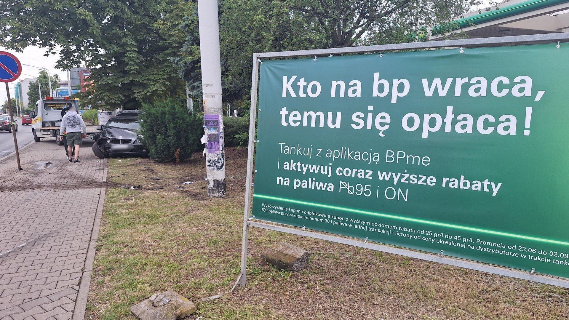 Groźnie wyglądający wypadek na Krakowskiej. BMW roztrzaskało się na słupie.