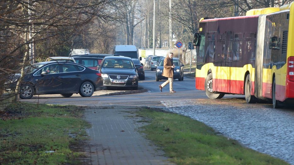22.01.2025 WROCLAW
 GAZETA WROCLAWSKA
 WROCLAW, KOSZAROWA
 JAROSLAW JAKUBCZAK/POLSKA PRESS
 PARKOWANIE AUTOBUS CIASNA ULICA KOREK ZAKAZ TRAWNIK CHODNIK AUTA SZPITAL WOJSKO MPK ULICA KLOPOTY KOMUNIKACYJNE