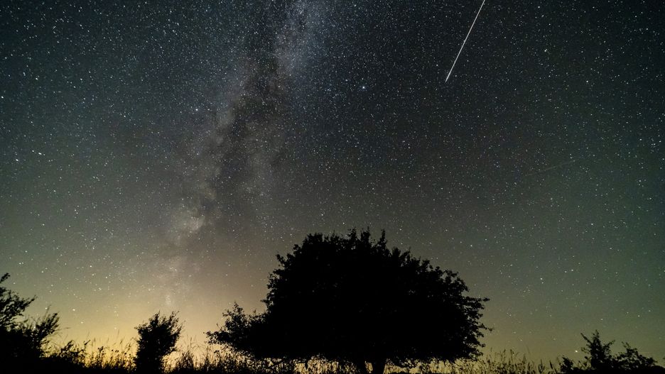 A photo taken with long shutter speed shows a shooting star during the Perseids meteor shower near Salgotarjan, northern Hungary, early 11 August 2024. The Perseid meteor shower occurs every year in August when the Earth passes through debris and dust of the Swift-Tuttle comet. EPA/PETER KOMKA HUNGARY OUT Dostawca: PAP/EPA.