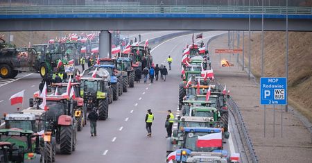 Tak rolnicy protestowali na obwodnicy Lublina. Było spokojnie, spłonęło kilka belek słomy [DUŻO ZDJĘĆ]