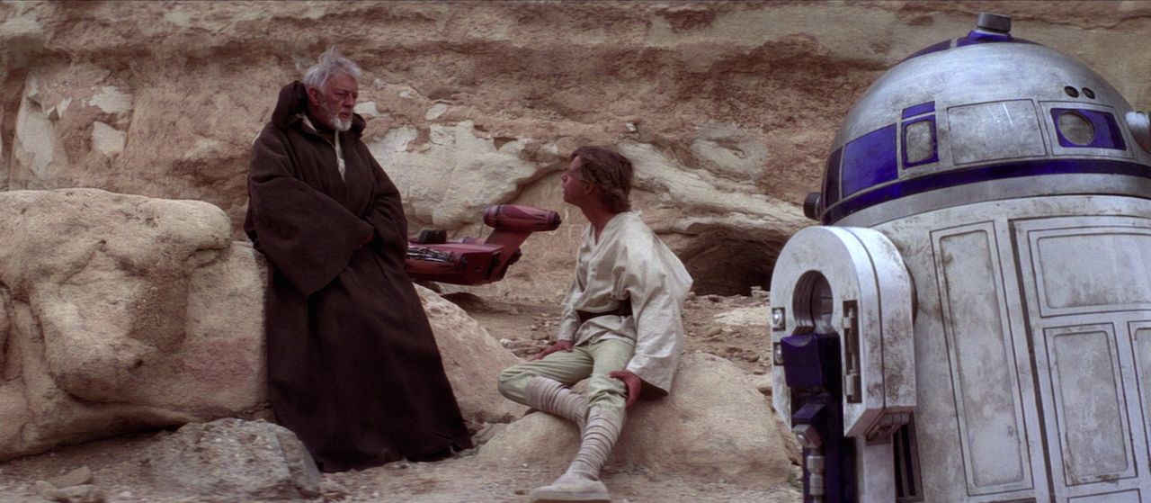 Alec Guinness jako Ben Kenobi (po lewej) oraz Mark Hamill jako Luke Skywalker 