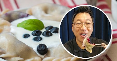 Koreańczyk spróbował uwielbianych w Polsce pierogów. Reakcja mówi sama za siebie