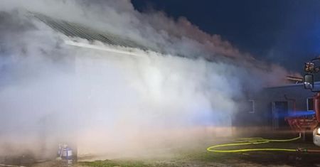 Pożar w Dąbkowej Parowej. Policja ratowała krowy