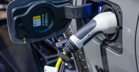 W Polsce brakuje stacji ładowania elektrycznych samochodów. Mogą grozić nam unijne kary