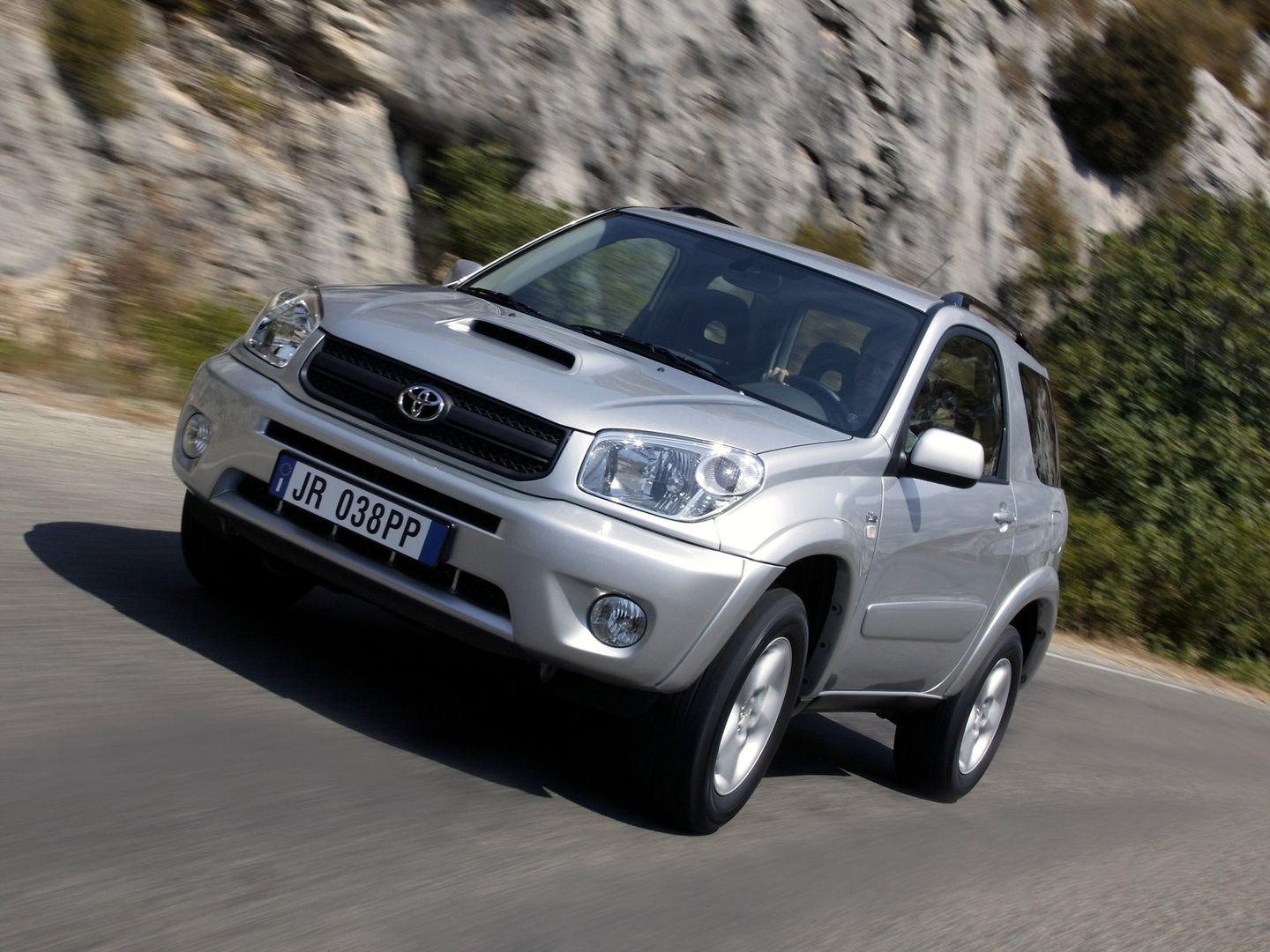Toyota RAV4 stanowi świetny kompromis w tej klasie pomiędzy jazdą po szosie i bezdrożach