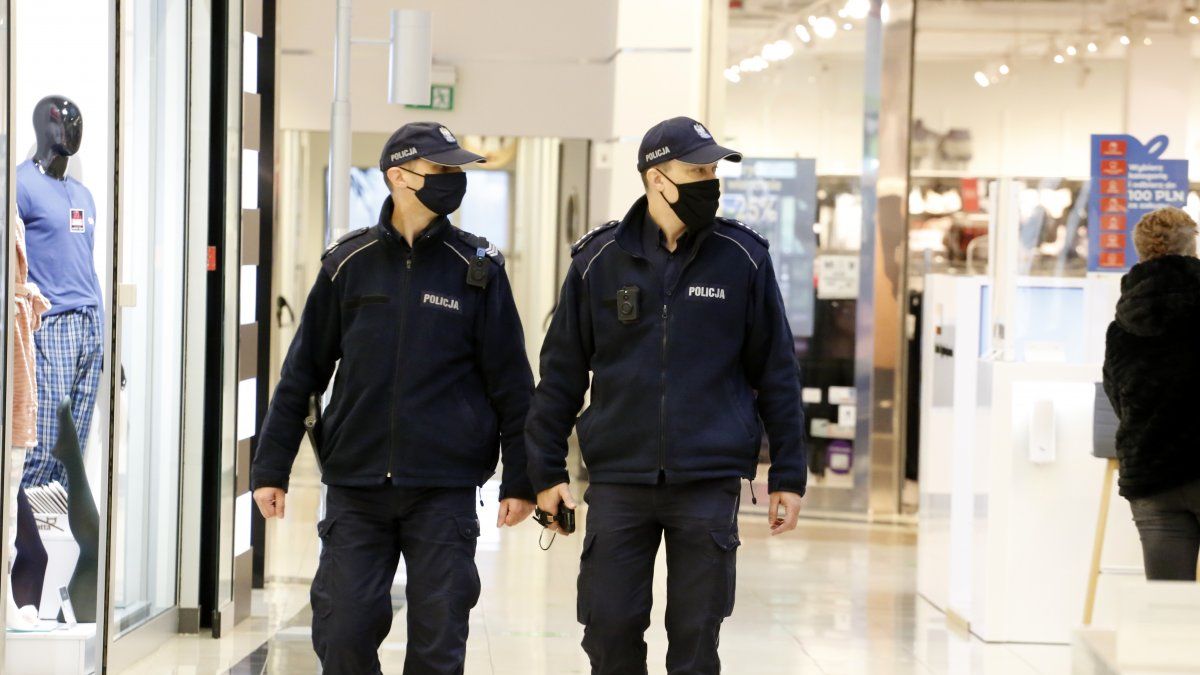policja w centrum handlowym
