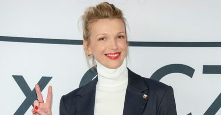 Przyodziana w BIKINI 50-letnia Magda Mołek pozuje BEZ MAKIJAŻU (FOTO)