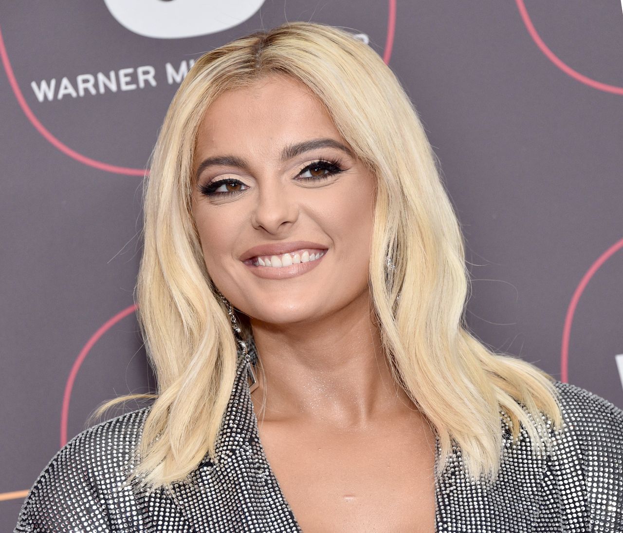 Jak ukryć cienie pod oczami? Bebe Rexha zdradza swój patent na idealny makijaż