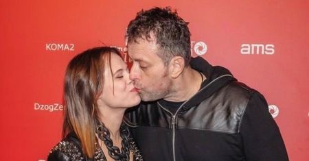 Tymon Tymański chwali żonę za wyrozumiałość: "Zdarza mi się wylądować w nie swoim łóżku"