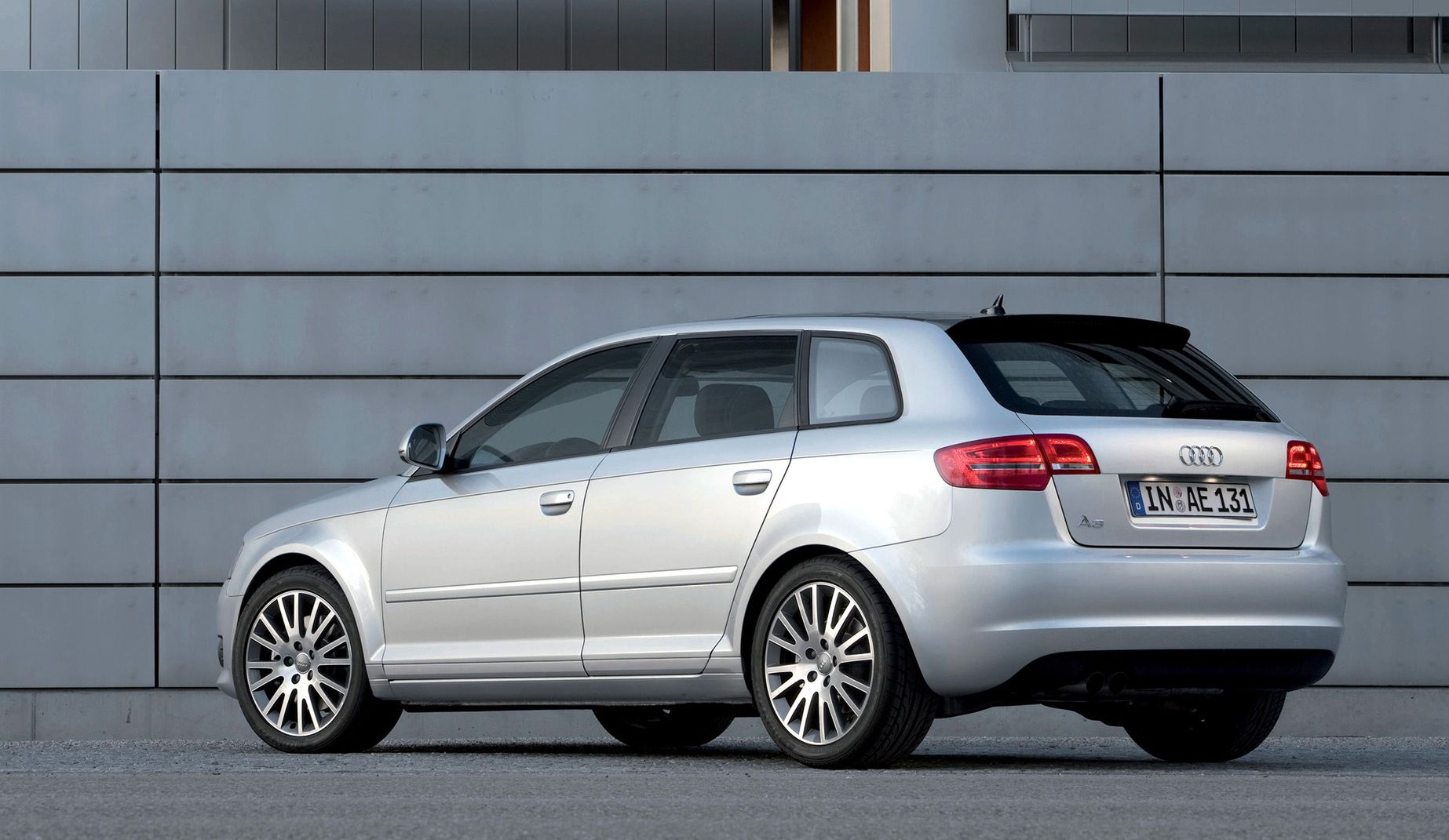 Odmiana pięciodrzwiowa Audi A3 (8P) nazywa się Sportsback i wygląda jak sportowe kombi.