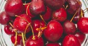 To największy błąd podczas jedzenia czereśni. Wiele osób go popełnia i ma przykre dolegliwości
