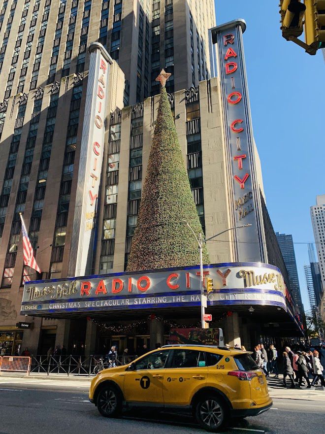 Warto wybrać się na "Christmas Spectacular" do Radio City Music Hall. 